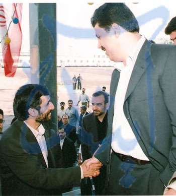 احمدی نژاد در حال دست دادن با مهدی هاشمی +عکس