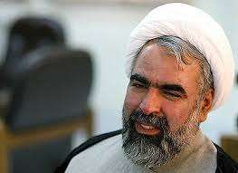 آقای روحانی کلید چوبی در قفل‌آهنی می‌چرخانید