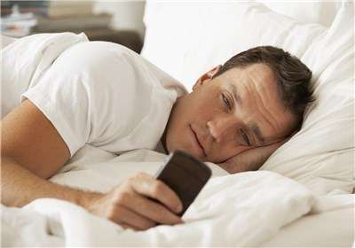 ۶۰ درصد مردم با موبایل می‌خوابند