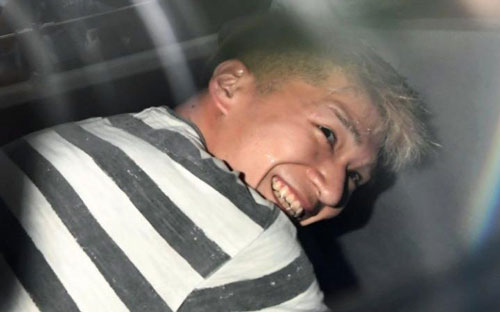 لبخند عامل کشتار معلولان در ژاپن به دوربین‌ها!/عکس