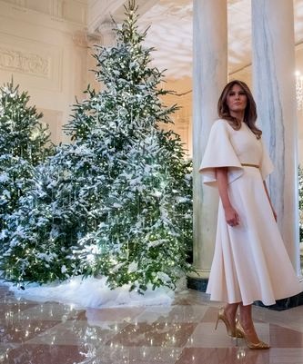 لباس کریسمس همسر ترامپ سوژه رسانه‌ها شد /عکس