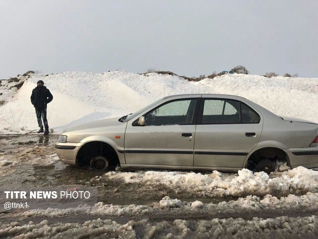 دزدان به خودروی گیر افتاده در برف هم رحم نکردند/عکس