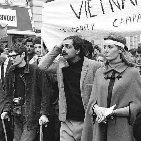 استیون هاوکینگ در تظاهرات ضد جنگ ویتنام/عکس