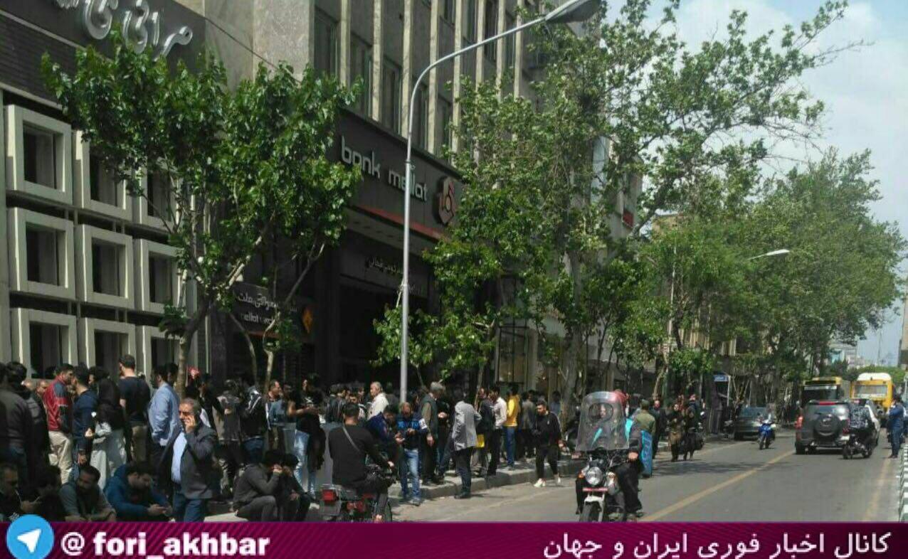 اينجا تهران است؛ صف خريد دلار!/عکس