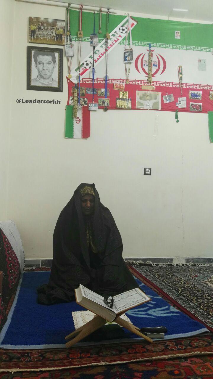 مادر وحید امیری هنگام دیدار ایران - اسپانیا /عکس