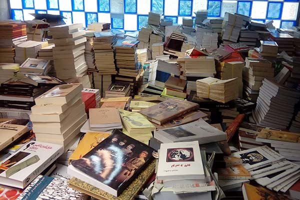 کشف یک انبار کتاب قاچاق در تهران/ صدها جلد کتاب توقیف شد