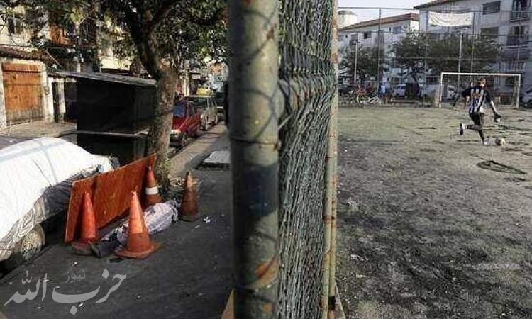 بازی فوتبال در کنار جسد کرونایی در خیابان! +عکس