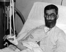 فیلمی از دهه ۶۰/ انتقال آیت الله العظمی خامنه‌ای پس از ترور به بیمارستان