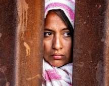 چهره درمانده مهاجران پشت دیوار آهنین