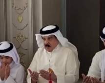 شاه بحرین با نوه‌هایش برای مردم غزه دست به دعا شد