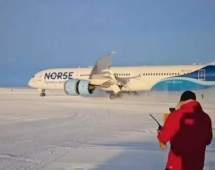 فرود بوئینگ ۷۸۷ بر روی باند یخ‌زده قطب جنوب برای اولین بار در تاریخ