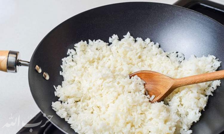 آیا گرم کردن مجدد برنج باعث سمی شدن آن می‌شود؟