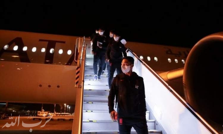 کُری خوانی بازیکنان تیم ملی کره جنوبی بعد از ورود به ایران
