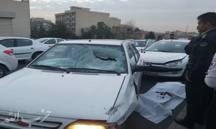 برخورد سنگ با خودروی پراید در بزرگراه یادگار امام جان یک شهروند را گرفت +تصاویر