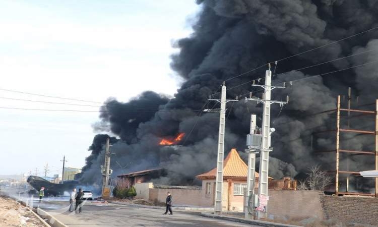 آتش سوزی در شهرک صنعتی اشتهارد/ یک نفر مصدوم شد و ۳ نفر از کارگران مفقود شدند