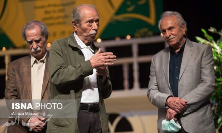 علی نصیریان در شب بازیگر: وقتی حال مردم خوب نیست، نباید جشن بگیریم