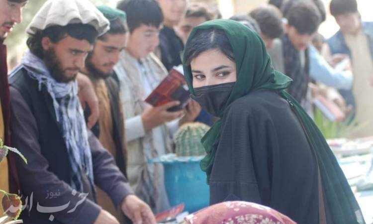 نمایشگاه کتاب در بدخشان، زنان به جنگجویان طالبان کتاب هدیه دادند