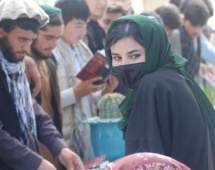 نمایشگاه کتاب در بدخشان، زنان به جنگجویان طالبان کتاب هدیه دادند
