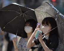 استفاده مردم ژاپن از چتر در هوای گرم توکیو