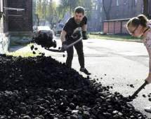 صف طولانی مردم لهستان برای خرید زغال سنگ